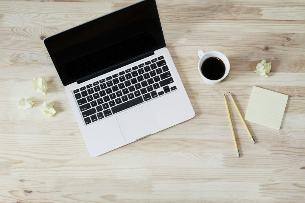 Ordinateur sur un bureau avec café, carnet et matériel de travail – dépannage informatique à Achenheim